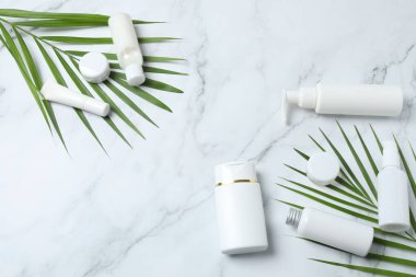 Yapraklı doğal kozmetik ürünler.