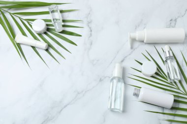 Beyaz arkaplanda kozmetik ürünleri