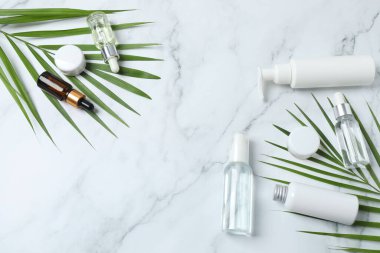 Beyaz arkaplanda doğal kozmetiğin bileşimi