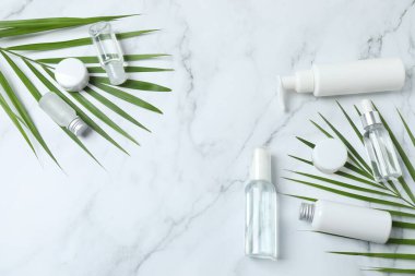 Beyaz arka planda kozmetik ürünleri ve palmiye yağı ile ayarlanır