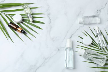 Kozmetik ürünler seti, arka planda gerekli yağlı şişeler