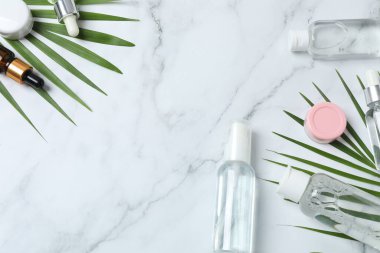 Mermer zemin üzerinde doğal kozmetik ürünleri bulunan düz bir kompozisyon. Metin için boşluk
