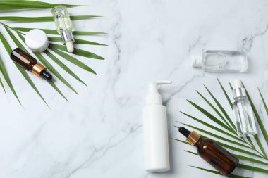 hafif arkaplanda kozmetik ürünleri şişeleri ile düz konum