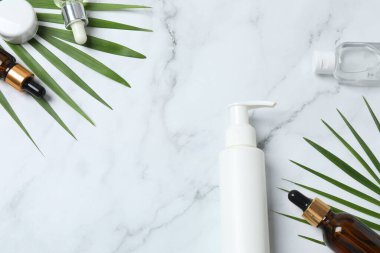 Kozmetik ürünleri için şişe ve mermer zemin üzerinde yazı için alan içeren düz bir kompozisyon. en üstteki görünüm