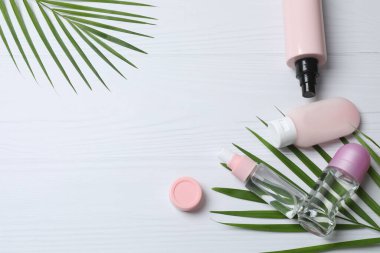 Renk arka plan üzerinde kozmetik ürünleri ile düz yatıyordu kompozisyon