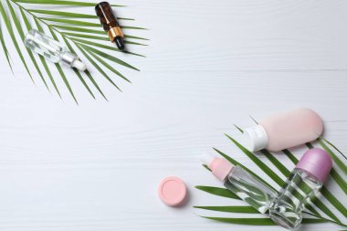 Beyaz arka planda farklı kozmetik ürünleri olan kompozisyon. en üstteki görünüm