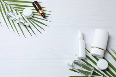 Beyaz arka planda kozmetik ve spa malzemeleriyle düz konum