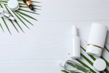 Kozmetik şişeler ve yapraklar