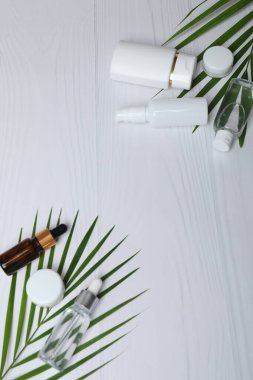 Beyaz zemin üzerinde doğal kozmetik ürünlerin düz uzantısı.