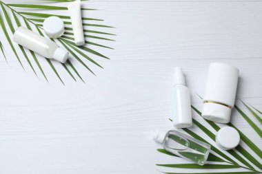Beyaz arkaplanda kozmetik ürünleri