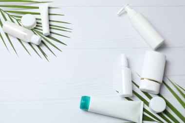düz konum beyaz zemin üzerinde doğal kozmetik ürünleri ile