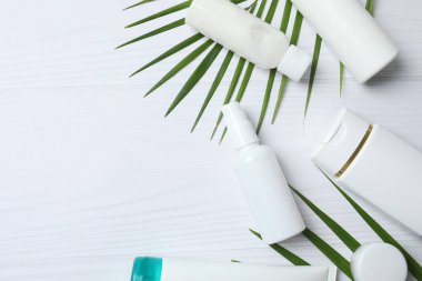 Beyaz zemin üzerinde kozmetik ürünler şişeleri ile kompozisyon