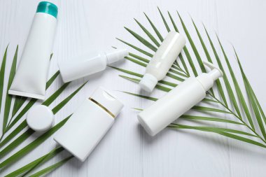 Beyaz arka plan üzerinde farklı kozmetik ürünleriyle ayarla