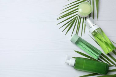 Beyaz arkaplanda spa şişeleri olan kompozisyon