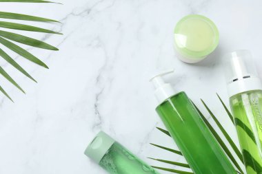 Kozmetik şişe seti, üst görünüm.