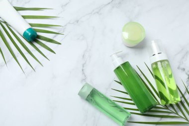 Düz konum ve hafif arka planda kozmetik ürünleri. Metin için boşluk