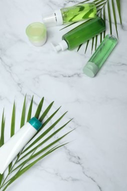 açık gri arkaplanda kozmetik krem ile kompozisyon