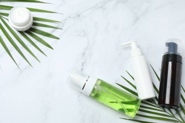 Doğal kozmetik ürünleri seti, beyaz arkaplanlı üst görünüm