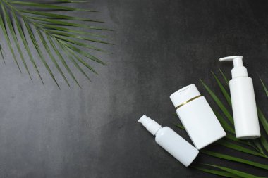 Beyaz mermer masa üzerinde farklı kozmetik ürünleri seti, üst görünüm. düz yat