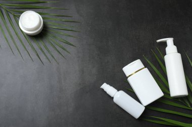 Açık renkli kozmetik ürünleri ile kompozisyon