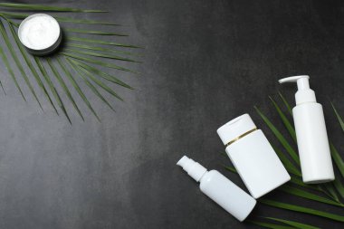 Açık arkaplanda vücut losyonu şişesi olan kompozisyon