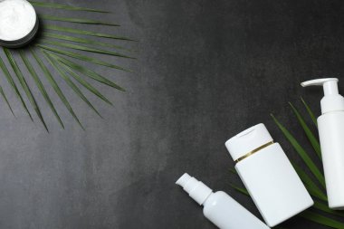 beyaz arkaplanda kozmetik ürünleri olan düz konum