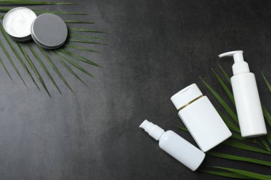 mermer zemin üzerinde farklı kozmetik ürünleri olan düz bir kompozisyon. Metin için boşluk