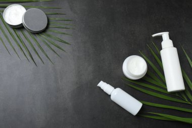 Beyaz arka planda farklı kozmetik ürünleri olan düz bir kompozisyon. Metin için boşluk