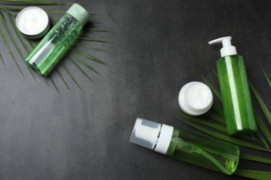 Doğal kozmetik ürünleri ve yeşil yapraklı kompozisyon