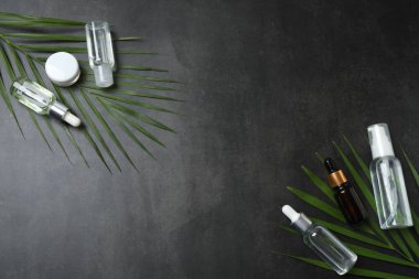 Beyaz arka planda yeşil yapraklı kozmetik ürünleri ve şişe