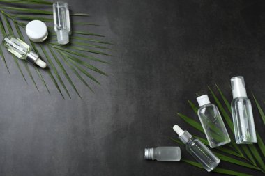 Açık gri arka planda kozmetik ürünleri ile kompozisyon, üst görünüm