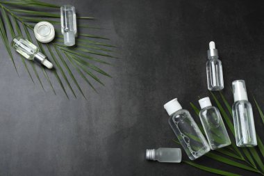 Masanın üzerinde doğal kozmetik ve aloe vera şişeleri olan kompozisyon