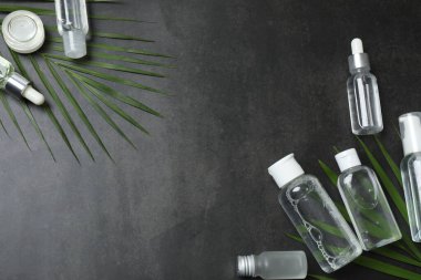 Yapraklı ve yeşil yapraklı kozmetik şişesi