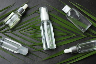 Taze biberiyeli şişeler ve arka planda gerekli yağ, düz. Metin için boşluk