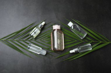 Biberiye yağı ve beyaz arka planda biberiye şişesi.