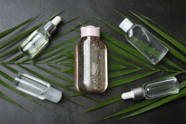 Aloe vera ve yapraklı şişeler.