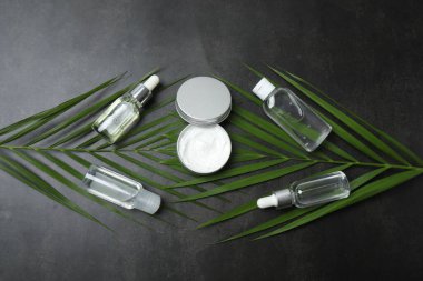 Gri arka plan üzerinde kozmetik ürünleri ile kompozisyon