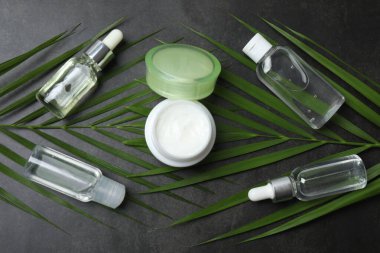 Açık arkaplanda spa aksesuarları olan kompozisyon