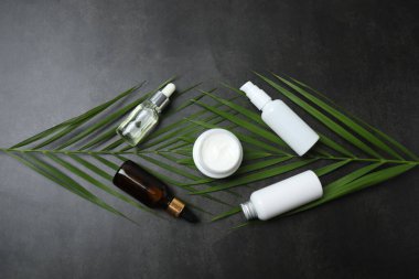 Gri arka plan üzerinde kozmetik ürünleri ile kompozisyon