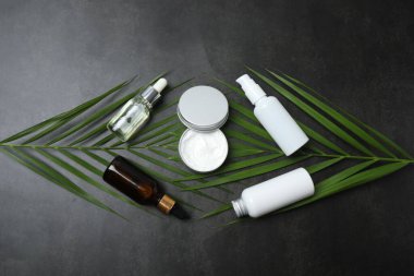 Koyu arkaplanda doğal kozmetik ürünler var. Üst görünüm düzlüğü