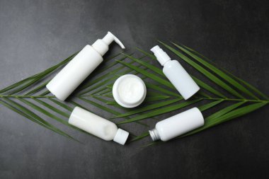 Yeşil yapraklar üzerinde doğal kozmetik ürünler