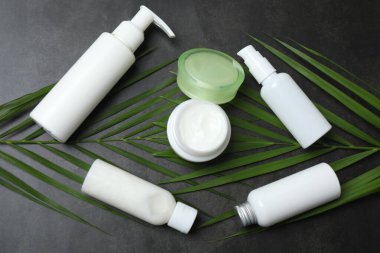 düz konum ve hafif arkaplanda doğal kozmetik ürünleri