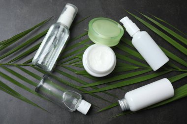 Gri arka plan üzerinde kozmetik ürünleri ile kompozisyon