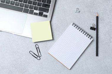 Ofis masası üstü boş not defteri, kağıt..