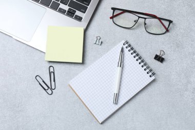 Düz kompozisyon, beyaz arka planda modern ofis malzemeleri.