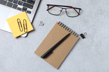 Üzerinde defter olan üst görünüm ofis masası