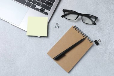 Not defteri ve kalemle ofis çalışma alanının üst görünümü