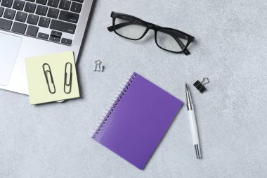 Boş not defteri, dizüstü bilgisayarı ve kalemi olan ofis masası. en üstteki görünüm.