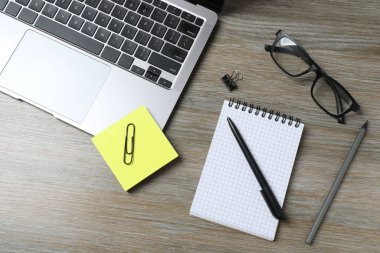 düz kompozisyon boş kağıt ve dizüstü bilgisayar ahşap masa üzerinde