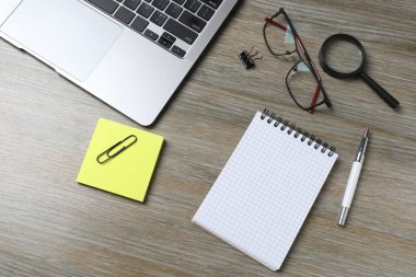 Ofis malzemeleri ahşap masada.